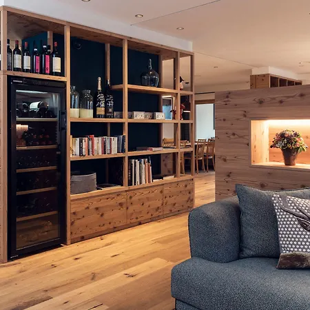 Conrad's Mountain Hotell