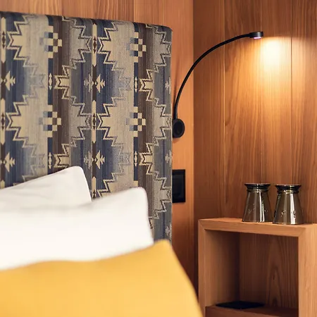 Conrad's Mountain Hotell 3*